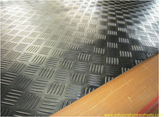 Waterproof Industrial Rubber Sheet For Mat , Anti - slip Rubber Flooring Sheet