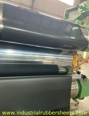 1m-2m genişliğinde yüksek sıcaklıklarda alev geriletici 1PLY cam lif veya aramid kumaşla güçlendirilmiş kauçuk levha
